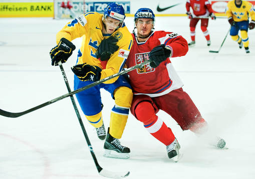 Carl Gunnarsson, Sverige, håller undan Ales Kotalik,