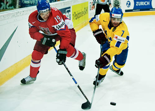 Milan Michalek, Tjeckien, försöker att ta pucken av