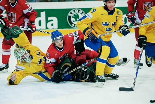 Jonas Gustavsson, målvakt, Sverige, slänger sig