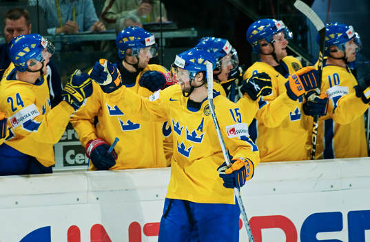 Rickard Wallin, Sverige, gratuleras till sitt 3-1-mål