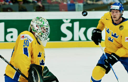 Jonas Gustavsson, målvakt, har koll på pucken