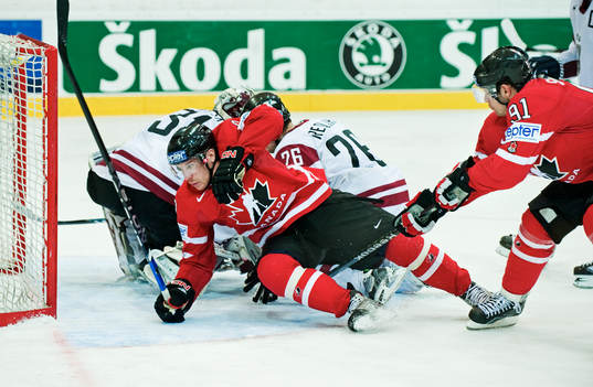 Derek Roy, Kanada, faller när Jason Spezza, Kanada, är