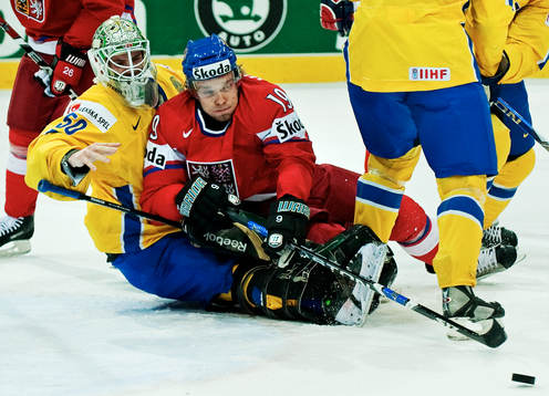 Milan Michalek, Tjeckien, dyker in över Jonas Gustavsson,