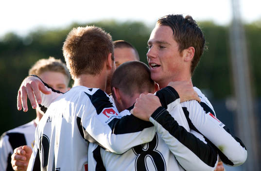 1-0 Johan Persson, som grattas