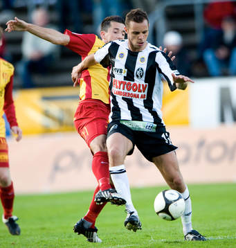 Denis Velic försöker stoppa Alexander Zaim