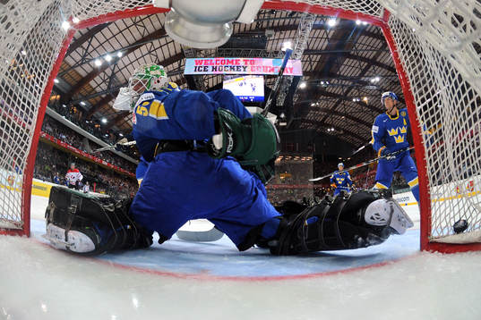 Jonas Gustavsson, Sverige (Målvakt) ser 1-0 pucken gå in