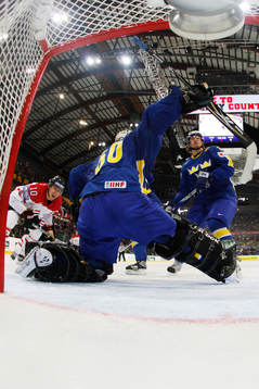 Jonas Gustavsson, Sverige (Målvakt) räddar