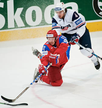 Sergei Mozyakin, Ryssland, håller i pucken framför Zach
