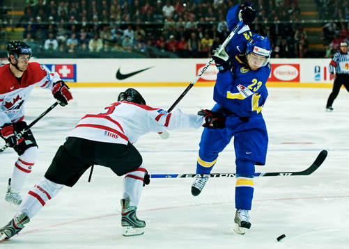 Drew Doughty, Kanada, slår till Linus Omark, Sverige