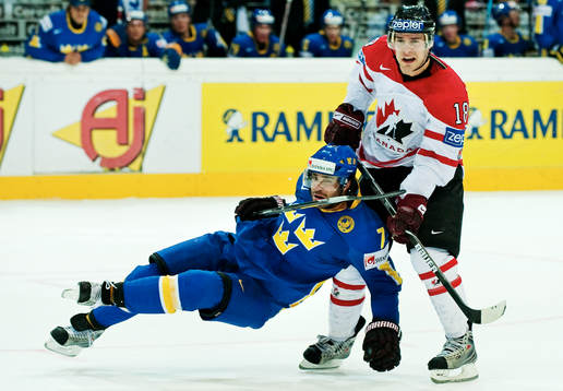 Matthew Lombardi, Kanada, fäller Johnny Oduya, Sverige