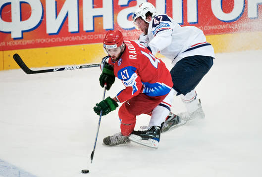 Alexander Radulov, Ryssland, snurrar bort David Backes, USA