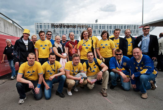 Gruppbild utanför Postfinance Arena i Bern