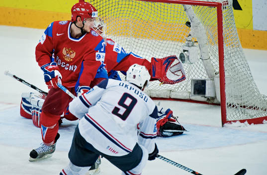 Kyle Okposo, USA, gör 2-2 på Ilya Bryzgalov, målvakt,