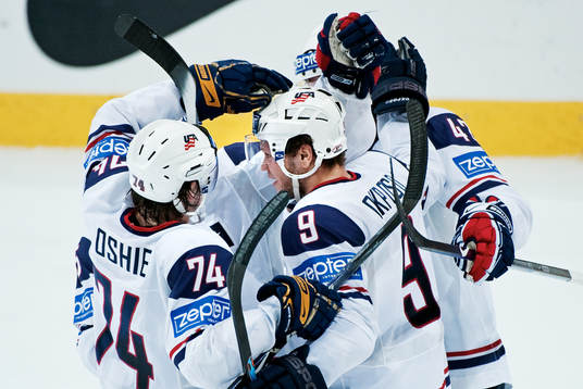 Kyle Okposo, USA, gratuleras till sitt 2-2-mål. Jubel