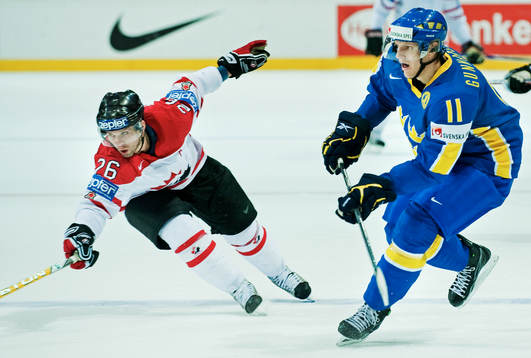 Martin St.Louis, Kanada, försöker att stoppa en pass