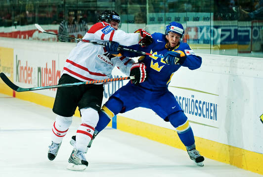 Shane Doan, Kanada, stoppar Magnus Johansson, Sverige