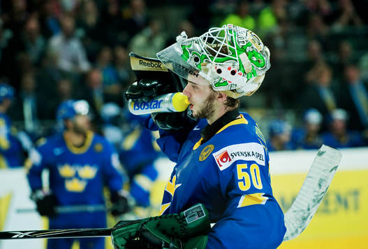 Jonas Gustavsson, målvakt, dricker vatten