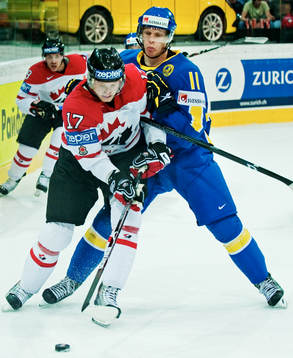 Steve Stamkos, Kanada, och Carl Gunnarsson, Sverige, i kamp