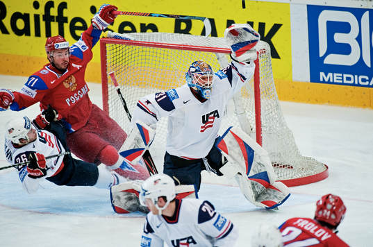 Robert Esche, målvakt, USA, täcker målet när Alexander