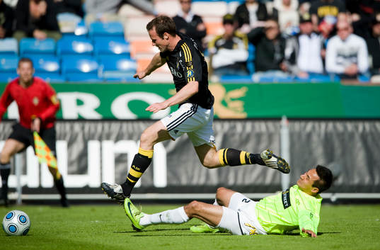 Per Karlsson, AIK hoppar över Johan Lind, Häcken
