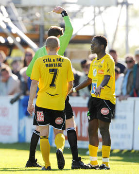 Patric Osiako, Mjällby får gult kort, varning.  Anders