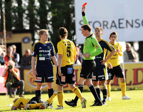 Henrik Fribrock får rött kort, Anders Ekberg, domare