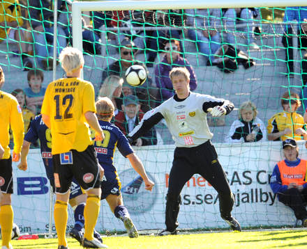 David Bennhage, Ängelholm, nickar in 1-1 målet, Mattias