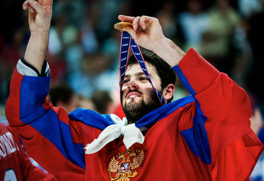 Alexander Radulov, Ryssland, visar upp sin guldmedalj.