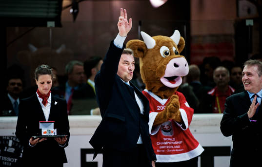 Vladislav Tretiak visar sin glädje över det ryska guldet.
