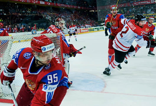 Ilya Bryzgalov, målvakt, Ryssland, ser på  när Alexei