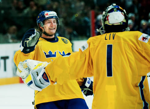 Anton Strålman åker fram till Stefan Liv, målvakt,