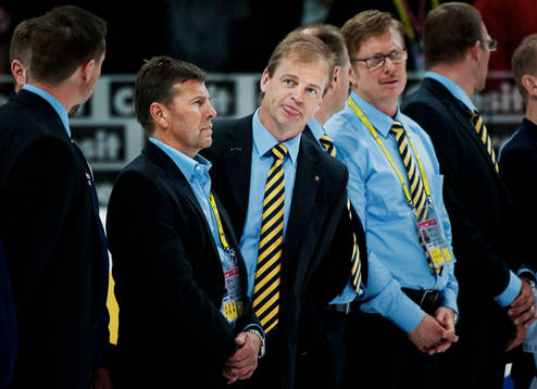 Bengt-Åke Gustafsson, förbundskapten, räcker ut tungan
