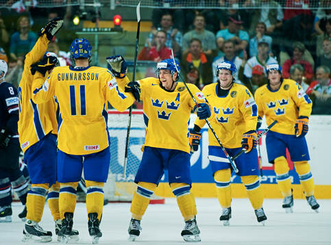 Carl Gunnarsson, Sverige, gratuleras till sitt 3-2-mål.
