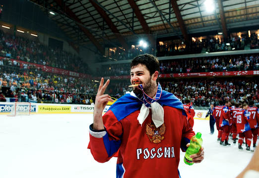 Alexander Radulov, Ryssland, visar upp sin guldmedalj.