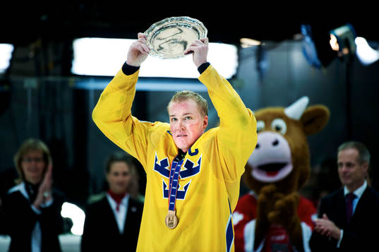 Kenny Jönsson, lyfter segerplaketten. Brons