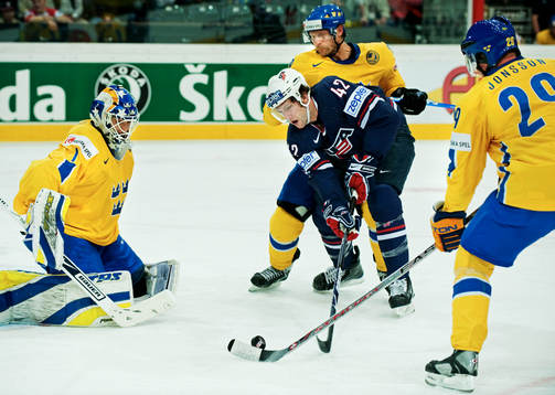David Backes, USA, oroar framför Stefan Liv, målvakt,
