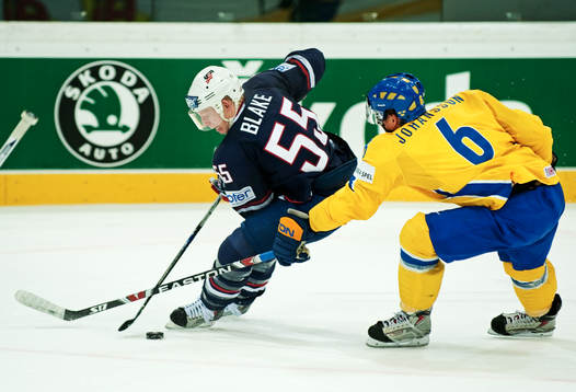 Jason Blake, USA, tar sig förbi Magnus Johansson, Sverige