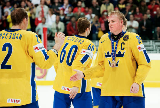 Kenny Jönsson, tackar sina lagkamrater. Brons