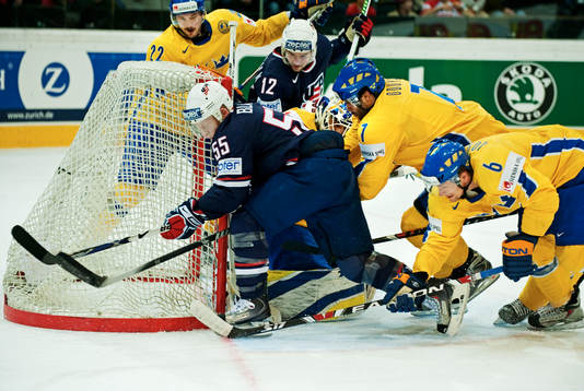 Johnny Oduya och Magnus Johansson, Sverige, ser till att
