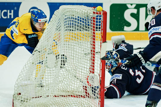 Linus Omark, Sverige, är nära att peta in pucken bakom