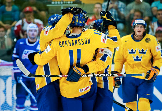 Carl Gunnarsson, Sverige, gratuleras till sitt 3-2-mål
