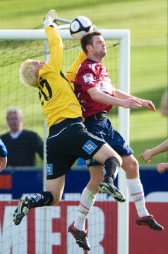 Magnus Bahne, målvakt, Halmstad, vinner höjdduell