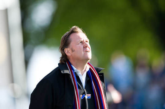 Janne Carlsson, tränare, ber till högre makter