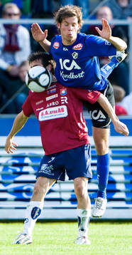 Emil Salomonsson lägger sig på ryggen på Björn Anklev