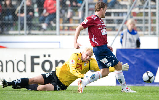 0-1 David Leinar som skjuter förbi Magnus Bahne, målvakt,