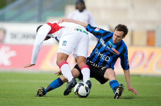Shpetim Hasani, Sirius drar ned Tiago Pereira, Assyriska
