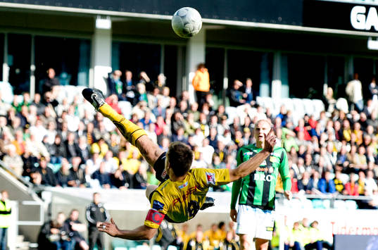 Anders Svensson, Elfsborg, är ytterst nära att göra ett