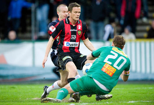 Kristoffer Nordfeldt, målvakt, möter upp Jon Persson,