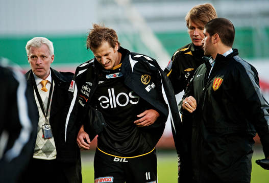 Daniel Mobaeck, Elfsborg, hjälps av planen