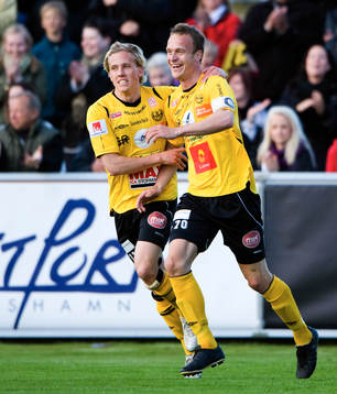 2-0 Marcus Ekenberg som grattas av 1-0 skytten Adam Berner